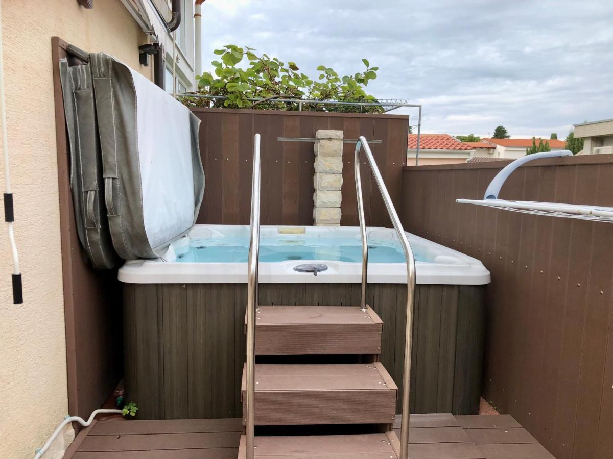 Apartments Pine & Oak With Shared Seasonal Hot Tub Privlaka  Exterior foto